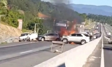Vídeo: Acidente com morte tem veículos incendiados e bloqueio total da BR-470 em Indaial