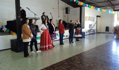Baile de São João reúne idosos em tarde de confraternização em Arroio Trinta