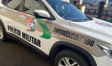 Homem condenado por homicídio e roubo é preso após tentar fugir da Polícia Militar em Herval d’Oeste