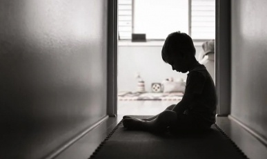 Professora é condenada por maus-tratos contra aluno autista de 4 anos