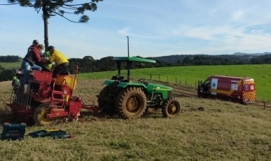 Produtor rural tem mão transfixada por peça de plantadeira em Fraiburgo