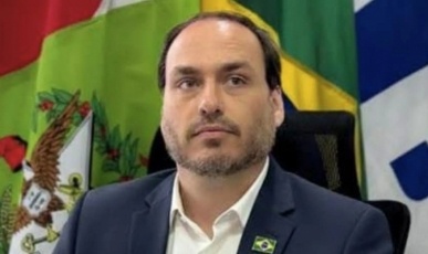 Carlos Bolsonaro justifica pré-candidatura ao Senado por SC e diz ter “renascido” no estado