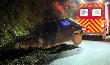 Mulher fica ferida após carro colidir contra barranco no interior de Tangará