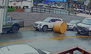 Vídeo! Bobina se desprende de caminhão e atinge carros no centro de Joaçaba