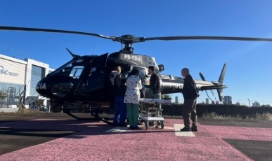 Menino de 5 anos é transferido de helicóptero após ser atropelado em frente a escola no Oeste de SC