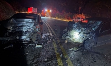 Colisão entre dois carros deixa quatro feridos na BR-282, em Vargem Bonita