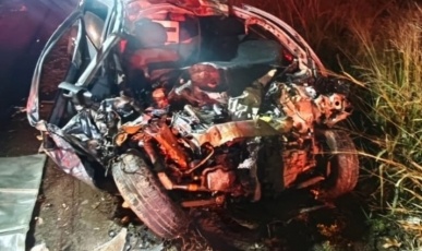 Homem morre em colisão frontal entre carro e caminhão no Oeste