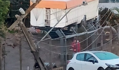 Veículo perde controle e derruba poste no Centro de Água Doce