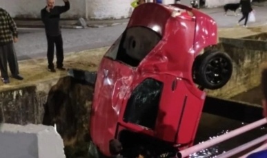 Duas mulheres morrem após carro capotar e cair em córrego em SC