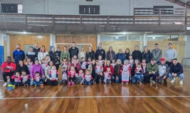 Mais de 600 uniformes estão sendo entregues a atletas das escolinhas e projetos esportivos de Treze Tílias
