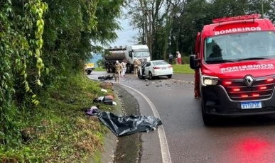 Acidente entre carro e moto deixa mulher morta e homem gravemente ferido em Arabutã