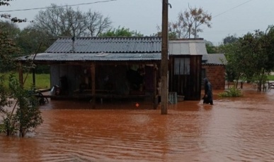 Chuva extrema provoca alagamentos, resgates dramáticos e suspensão de aulas no RS