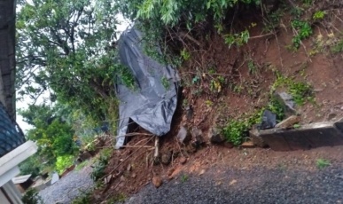 Deslizamento de terra atinge casa e mobiliza Bombeiros e Defesa Civil em Catanduvas