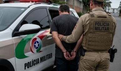 Dois homens são presos após agredirem companheiras grávidas em Herval d’Oeste