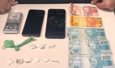 Homem é preso por tráfico de drogas após abordagem da PM em Herval d’Oeste