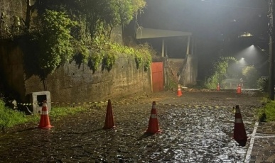 Rua é interditada após deslizamento e moradores deixam casas em Videira