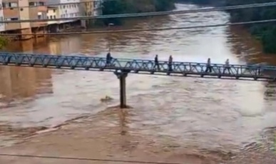 Vídeo: Duas pessoas se jogam da Passarela Ruggero Pasa no Rio do Peixe, em Videira