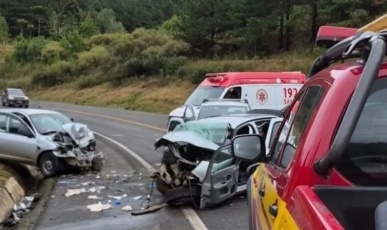 Colisão frontal entre três veículos mata idoso de 84 anos na BR-282