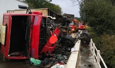Motorista fica ferido após caminhão tombar sobre ponte em Vargem Bonita