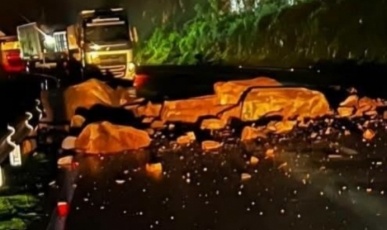 Queda de barreira interdita totalmente a BR-470 entre Santa Catarina e Rio Grande do Sul