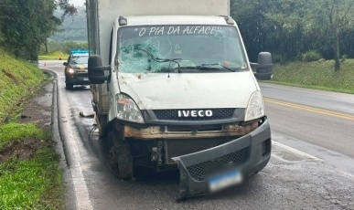 Caminhão colide na traseira de carreta na BR-282 e passageiro é levado ao hospital