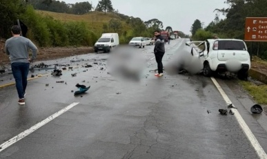 Violenta colisão entre carro e caminhão deixa dois mortos em SC