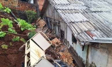 Desmoronamento de terra atinge casa e mobiliza Defesa Civil em Caçador