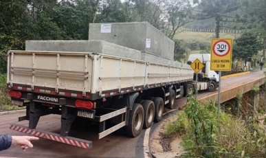 Carreta provoca interdição de ponte em Campos Novos