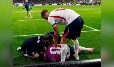 Jogador da Inglaterra se machuca em comemoração e é levado ao hospital