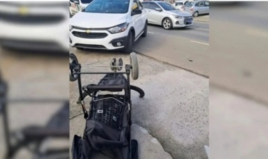 Mãe e bebê de três meses são atropelados; carrinho é arremessado