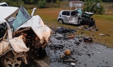 Mulher morre em colisão frontal entre dois carros na BR-116