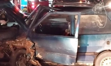 Motorista fica ferido após colisão lateral entre carro e carreta na BR-153