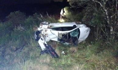 Carro cai em ribanceira e deixa dois feridos em Santa Cecília