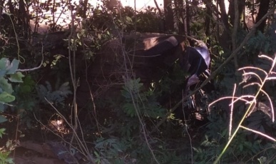 Mulher despenca com carro em ribanceira no interior de Herval d’Oeste
