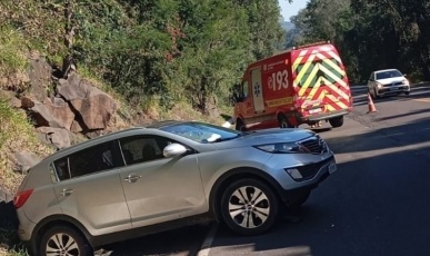 Colisão entre carro e dois caminhões mobiliza bombeiros na BR-153, em Irani