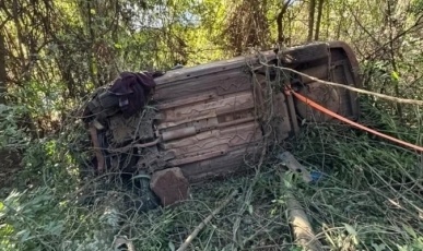 Mãe e filho são resgatados após carro capotar em ribanceira na SC-283