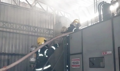 Princípio de incêndio em máquina industrial mobiliza Bombeiros em Videira