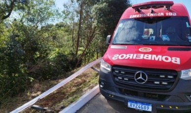 Veículo com cinco ocupantes capota e cai em ribanceira em Capinzal