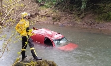 Mulher morre após veículo cair de ponte no Oeste de SC