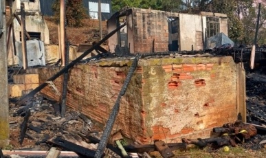 Incêndio destrói residência de madeira em Monte Carlo