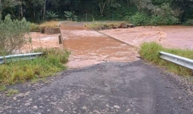 Defesa Civil e Secretaria de Obras de Ibicaré atuam na recuperação de estradas após fortes chuvas