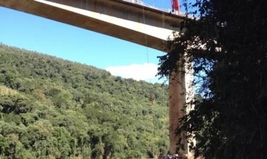 Trabalhadores envolvidos em acidente na Ponte Alfredo Ítalo Remor recebem alta hospitalar
