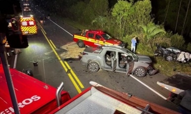 Colisão entre dois carros e carreta deixa cinco feridos e bloqueia a BR-282 em Campos Novos