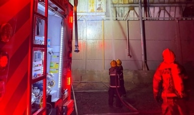 Incêndio em indústria mobiliza bombeiros por cinco horas e consome 50 mil litros de água em SC