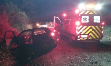 Idoso fica ferido após carro sair da pista e bater em barranco no interior de Ipira