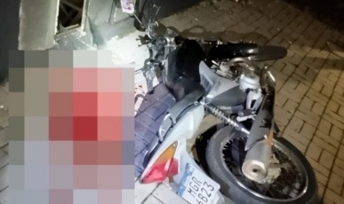 Motociclista morre após bater contra muro e estrutura de casa em Chapecó