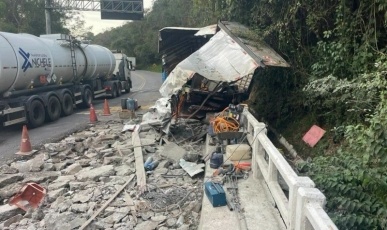 Carreta sem freios provoca acidente em ponte interditada parcialmente para obras em Joaçaba