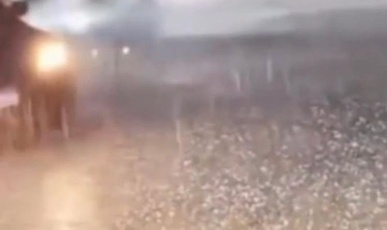 Granizo surpreende moradores de cidade catarinense na noite deste domingo